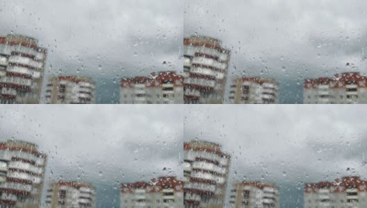 大滴在玻璃上。窗外下着雨。云。城市的睡眠区高清在线视频素材下载