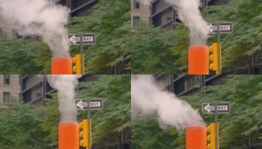 慢镜头180fps，纽约曼哈顿街道上的烟囱烟雾高清在线视频素材下载