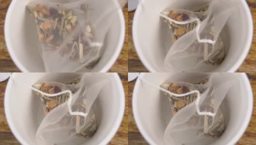 将微型塑料袋内的花草水果茶放入白色茶杯中高清在线视频素材下载