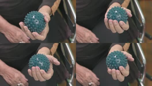 老年妇女做橡皮球运动手指，手掌和手部肌肉高清在线视频素材下载