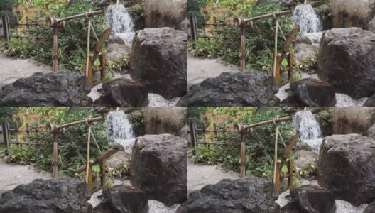 Sozu(石狮odoshi，鹿驱赶者)在一个日本花园。高清在线视频素材下载