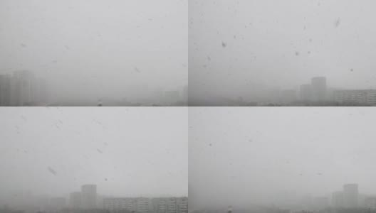 城市景观与下雪在寒冷的冬天，空中全景高清在线视频素材下载