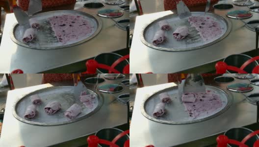 厨师们正在用平底锅制作冰淇淋，平底锅上有冰块高清在线视频素材下载