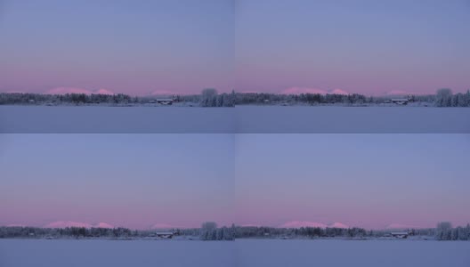 黄昏时分，芬兰，拉普兰红色建筑的全景，靠近白雪覆盖的森林高清在线视频素材下载