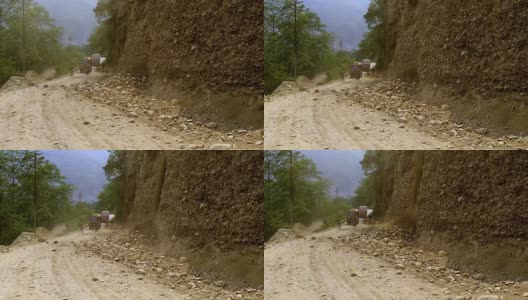 山体滑坡和岩石落在山路上。石头挡住了路。汽车停下来等待。4 k高清在线视频素材下载