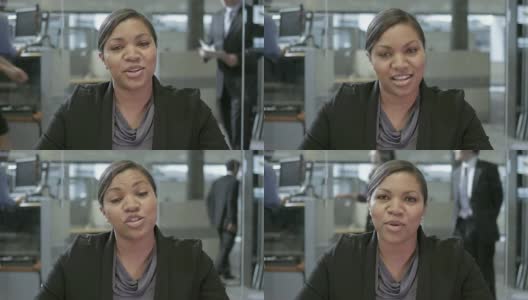 非洲裔女商人在镜头前讲话高清在线视频素材下载