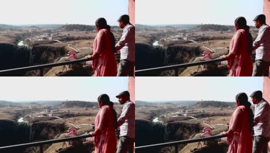 母子在印度印多尔欣赏帕塔帕尼瀑布的风景高清在线视频素材下载