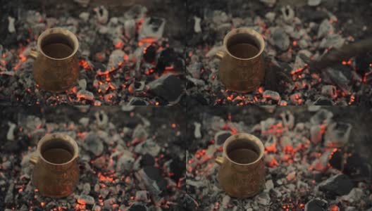传统的方法是用煤煮土耳其咖啡。高清在线视频素材下载