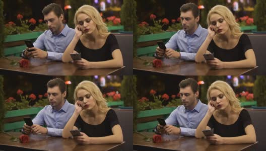 两个年轻人无聊的约会，使用智能手机，关系问题高清在线视频素材下载