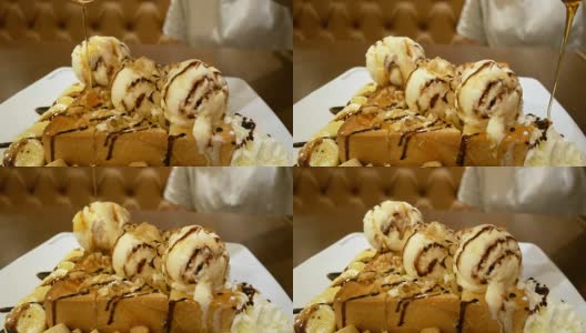 法式蜂蜜吐司甜点配冰淇淋和蜂蜜糖浆——室内餐厅场景高清在线视频素材下载