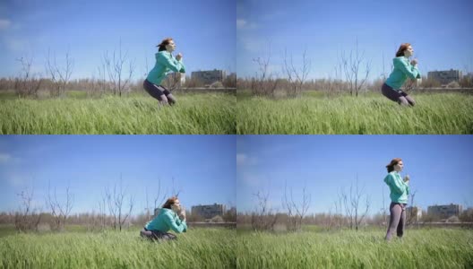 美丽的年轻女子练习瑜伽运动和姿势户外在绿色的草地高清在线视频素材下载