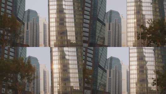 青岛市区日落时分，市中心现代化办公大楼前慢镜头全景4k中国高清在线视频素材下载