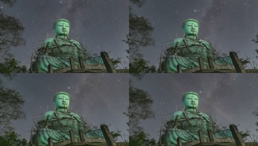 “大佛”(Daibutsu)在银河背景的铜像Doi Phra Chan在佛寺在泰国兰邦市Mae ta市。高清在线视频素材下载