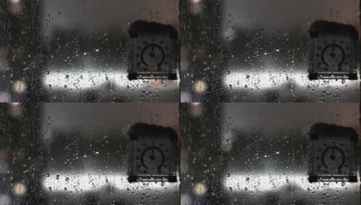 冬天融雪时从窗户望向街道的景色。湿漉漉的雪顺着窗户往下淌，街上的温度计上盖着一顶湿漉漉的雪。文本复制空间高清在线视频素材下载