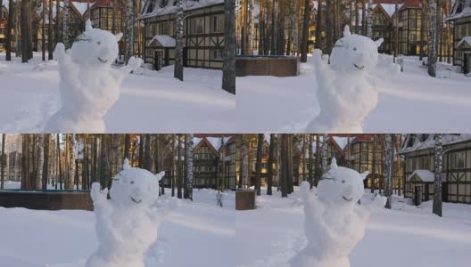 雪人在冬天的村舍靠近。圣诞雪人高清在线视频素材下载