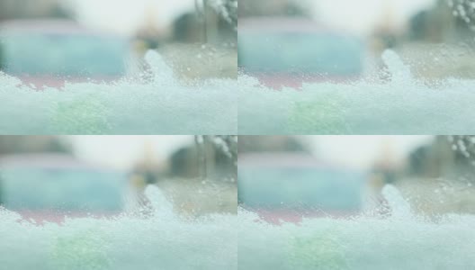 汽车挡风玻璃上的冰用鞭子清洗高清在线视频素材下载