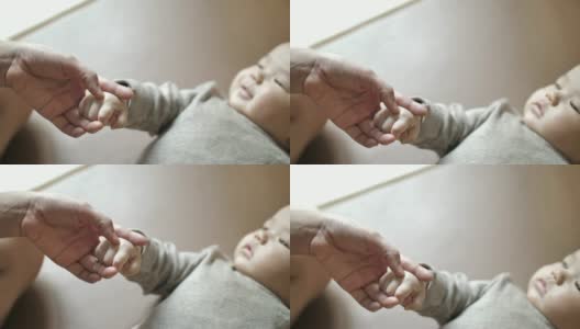 妈妈的手牵着宝宝的手，妈妈和宝宝的手特写高清在线视频素材下载
