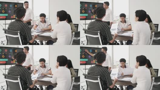 4K商人在商务会议上做演示。创意商务团队会议在现代玻璃办公室，多民族的人在电脑屏幕上工作的组合团队项目高清在线视频素材下载