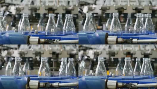 玻璃瓶装水自动生产线。玻璃瓶装药草饮料。饮用水和饮料的生产。高清在线视频素材下载