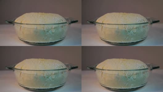 面包覆盖面粉的时间间隔2小时打样。面团，在批量发酵中静置和发酵。Dough-rise。高清在线视频素材下载