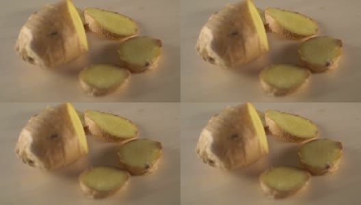 多汁的成熟姜片在木头表面上旋转。高清在线视频素材下载