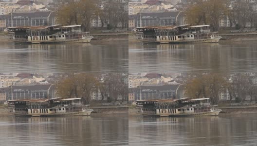 平静的多瑙河上的一艘旧船。贝尔格莱德,塞尔维亚高清在线视频素材下载