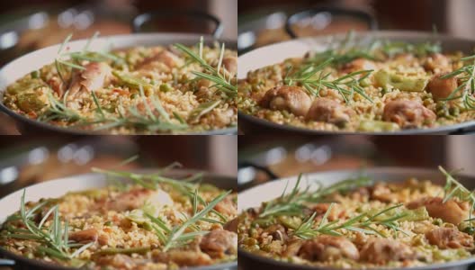 准备用青豆，豌豆和辣椒做的鸡肉海鲜饭高清在线视频素材下载
