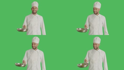 中景:厨师在平底锅上翻起通心粉，做出Bellissimo手势。绿屏背景。高清在线视频素材下载