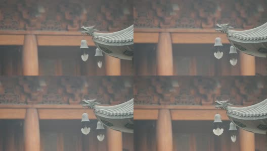 上海静安寺建筑屋檐上的神仙和野兽，御黄屋顶装饰，屋檐下的风铃随风摇摆，4K视频，慢镜头。高清在线视频素材下载