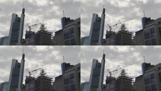 现代建筑和建筑起重机上的多云天空高清在线视频素材下载