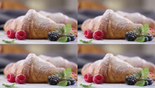 脆脆的新鲜羊角面包、覆盆子、黑莓、蓝莓和撒了糖粉的梅丽莎都是咖啡馆供应的。视频拍摄4K 50fps。高清在线视频素材下载
