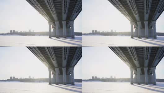 桥在冰冻的河上，底部的景色与背景的冬天的天空高清在线视频素材下载