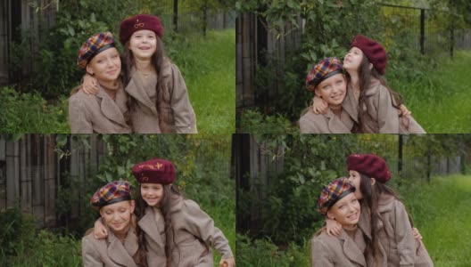 可爱快乐的小女孩们戴着贝雷帽在户外拥抱高清在线视频素材下载