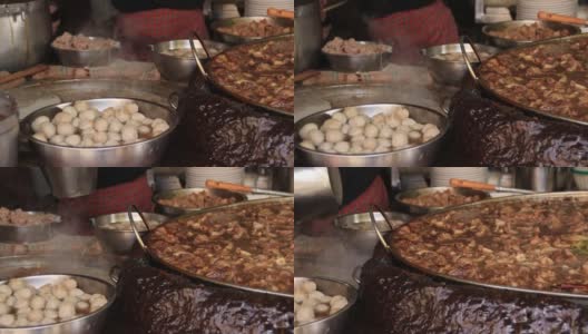 繁忙的面馆出售传统的泰国牛肉面汤高清在线视频素材下载