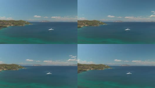 超级游艇停泊在海湾里高清在线视频素材下载