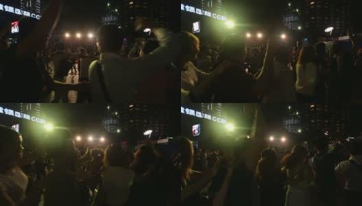 在香港，人们在街道上围成一圈，挥舞着双手庆祝。高清在线视频素材下载