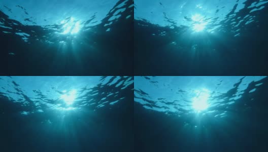 慢镜头，阳光透过海面，水下拍摄高清在线视频素材下载