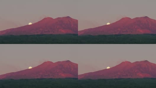 黎明时分，意大利西西里岛的埃特纳火山喷发，背景是超级月亮高清在线视频素材下载