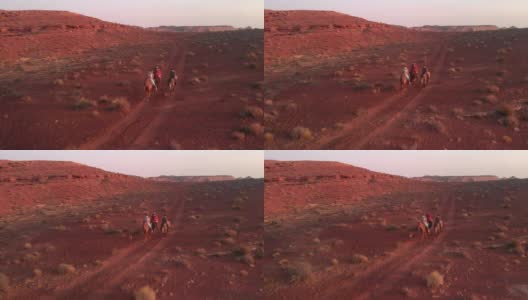 三个十几岁的年轻人和弟弟妹妹纳瓦霍印第安人骑着他们的马在沙漠附近的纪念碑谷部落公园在夏天的黄昏高清在线视频素材下载