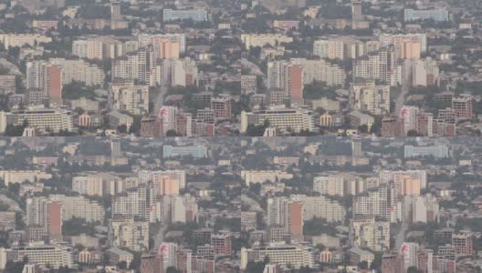 格鲁吉亚第比利斯中心住宅区的侧视图。多云的一天。高清在线视频素材下载