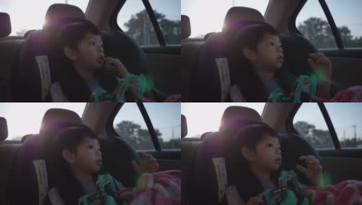 可爱的男孩坐在车里自驾游旅行高清在线视频素材下载