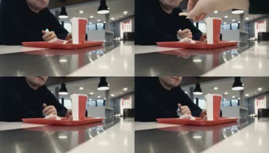 两个饥饿的家伙在快餐店吃薯条的时间高清在线视频素材下载