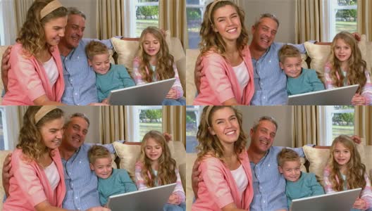 微笑的家庭使用科技高清在线视频素材下载