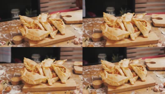 南美食物:脆炸肉馅肉馅卷饼，放在白色的托盘上，白色的木头背景上，配有厨房抹布高清在线视频素材下载
