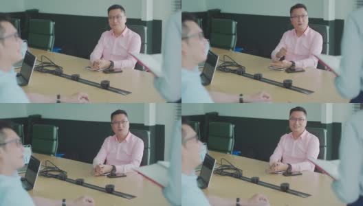 亚洲华人白领听他们的同事在会议室商务会议上发言高清在线视频素材下载