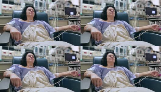 迷人的成熟的术后女性在医院接受手术后镇静下来高清在线视频素材下载