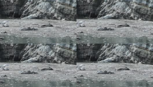 从马杰丽冰川落下的冰块漂浮在海湾的水域中。高清在线视频素材下载