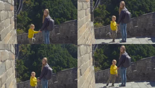 一个快乐的年轻女人和她的小儿子站在中国长城上的慢镜头高清在线视频素材下载