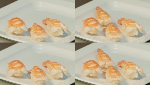 把寿司和虾放在盘子里高清在线视频素材下载