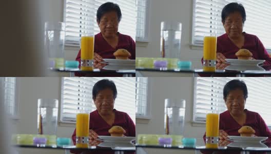老妇人吃早餐高清在线视频素材下载